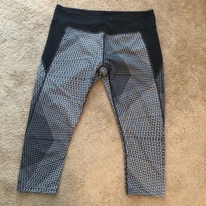 Women’s Oakley Cropped Athletic Leggings